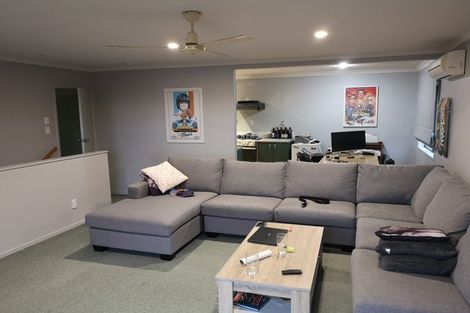 Photo of property in 136 West Harbour Drive, West Harbour, Auckland, 0618
