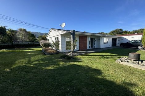 Photo of property in 1 Nikau Road, Waikanae, 5036