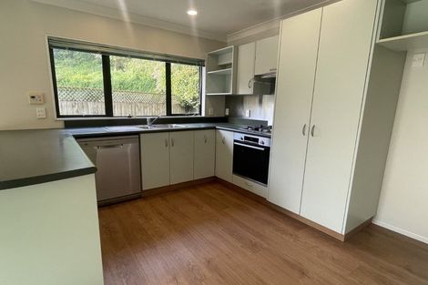 Photo of property in 17 Glanmire Road, Newlands, Wellington, 6037