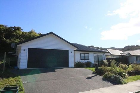 Photo of property in 121 Riverstone Drive, Riverstone Terraces, Upper Hutt, 5018