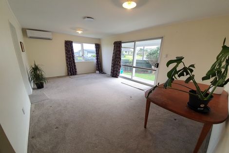 Photo of property in 2 Ladbrooke Drive, Newlands, Wellington, 6037