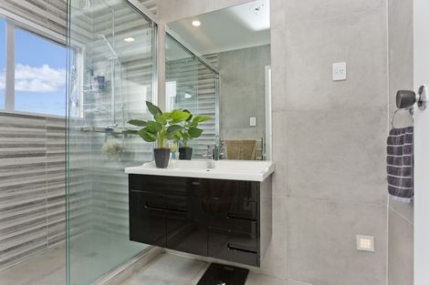 Photo of property in 1/28 Glen Vista Place, Bayview, Auckland, 0629