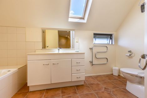 Photo of property in 20 Ruapehu Drive, Fitzherbert, Palmerston North, 4410