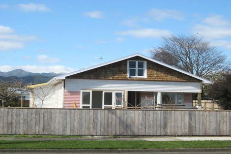 Photo of property in 14 Queenwood Road, Levin, 5510