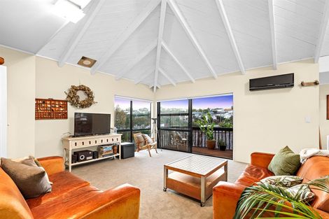 Photo of property in 2/6 Braemar Road, Rothesay Bay, Auckland, 0630