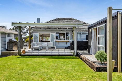 Photo of property in 9 Omata Road, Westown, New Plymouth, 4310