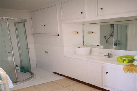 Photo of property in 2/71 Onewa Road, Northcote, Auckland, 0627