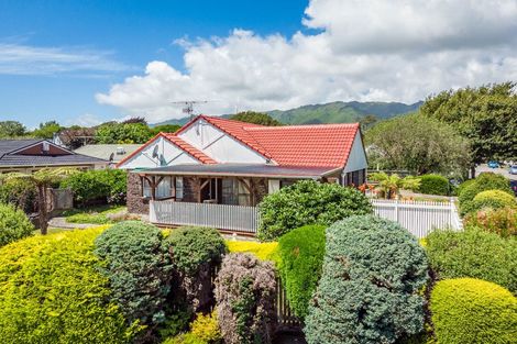 Photo of property in 16 Richmond Avenue, Waikanae, 5036