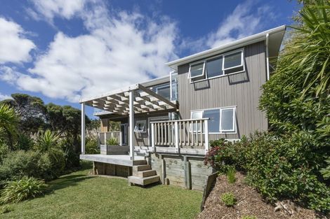 Photo of property in 15 Piha Road, Piha, New Lynn, 0772