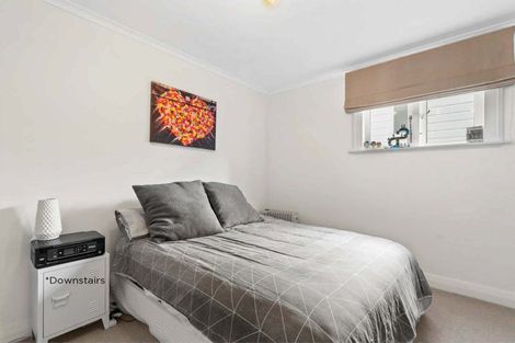 Photo of property in 10 Oriental Terrace, Mount Victoria, Wellington, 6011