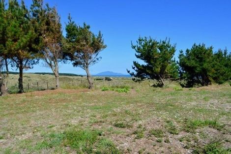 Photo of property in 24 Uxbridge Terrace, Waikawa Beach, Levin, 5573