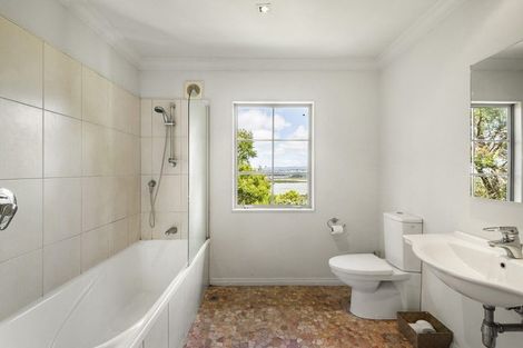 Photo of property in 5 Chatham Avenue, Paremoremo, Auckland, 0632