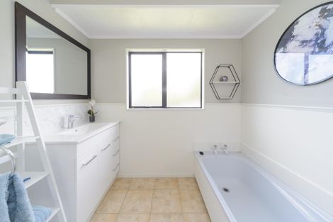 Photo of property in 73 Hillcrest Drive, Kelvin Grove, Palmerston North, 4414