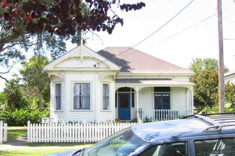 Photo of property in 24 Russell Street, Stanley Point, Auckland, 0624