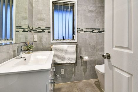 Photo of property in 2 Menen Place, Manurewa, Auckland, 2105