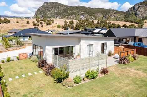 Photo of property in 8 Kingfisher Crescent, Albert Town, Wanaka, 9305