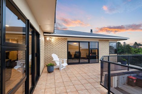 Photo of property in 10 Larsen Place, Merrilands, New Plymouth, 4312