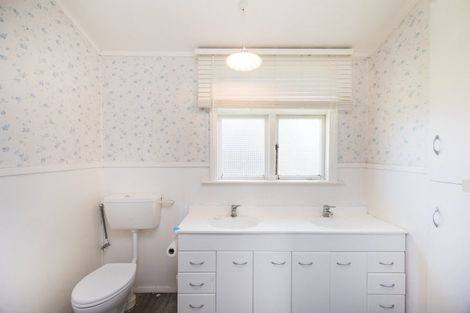 Photo of property in 1 Lena Place, Foxton, 4814