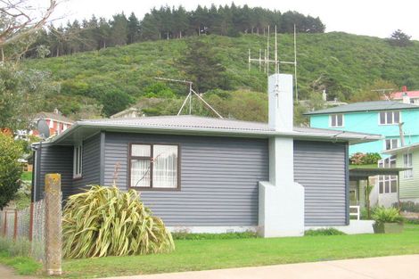 Photo of property in 51 Victory Crescent, Tawa, Wellington, 5028