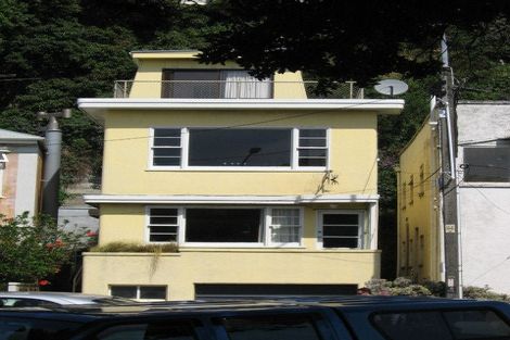 Photo of property in 124 Oriental Parade, Oriental Bay, Wellington, 6011