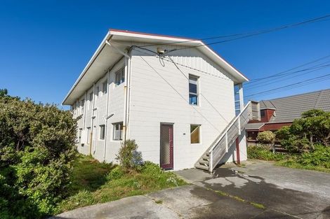Photo of property in 4/105 Apu Crescent, Lyall Bay, Wellington, 6022