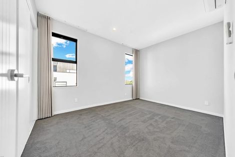 Photo of property in 28 Roxborough Place, East Tamaki Heights, Auckland, 2016