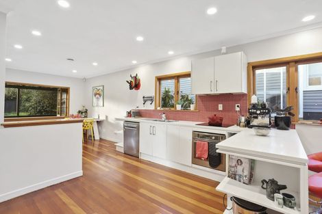 Photo of property in 43 Atkinson Road, Titirangi, Auckland, 0604