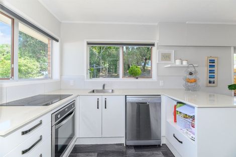 Photo of property in 2/54 Ayton Drive, Totara Vale, Auckland, 0629