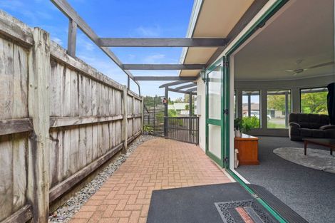 Photo of property in 21 Capricorn Place, Kawaha Point, Rotorua, 3010