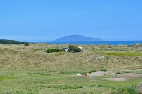 Photo of property in 24 Uxbridge Terrace, Waikawa Beach, Levin, 5573