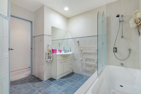 Photo of property in 17 Pelargonium Terrace, Goodwood Heights, Auckland, 2105