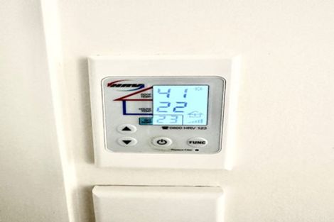 Photo of property in 2/35 Knightsbridge Drive, Forrest Hill, Auckland, 0620