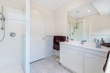 Photo of property in 98 Golfland Drive, Golflands, Auckland, 2013