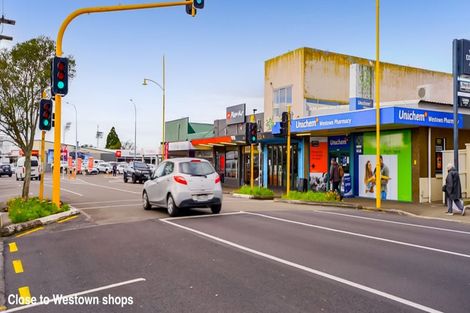Photo of property in 10 Fairview Place, Westown, New Plymouth, 4310
