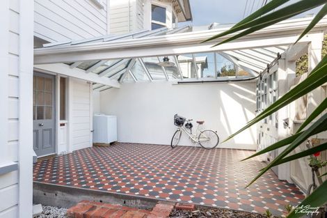 Photo of property in 37 Grant Road, Thorndon, Wellington, 6011