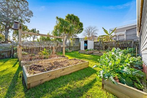 Photo of property in 121 Stanmore Bay Road, Stanmore Bay, Whangaparaoa, 0932