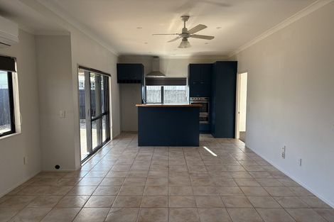 Photo of property in 76 Edgewater Drive, Pakuranga, Auckland, 2010