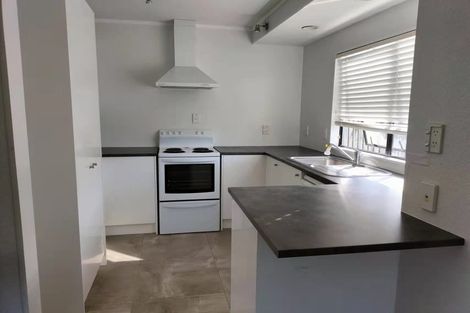 Photo of property in 1/84 Totaravale Drive, Totara Vale, Auckland, 0629