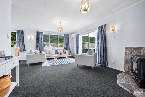 Photo of property in 6 Omaha Grove, Totara Park, Upper Hutt, 5018