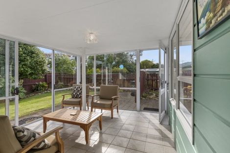 Photo of property in 6 Wakefield Grove, Waikanae, 5036