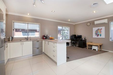 Photo of property in 58 Frank Nobilo Drive, Golflands, Auckland, 2013