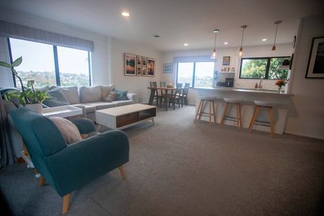 Photo of property in 2/21 Tahu Crescent, Sunnynook, Auckland, 0620