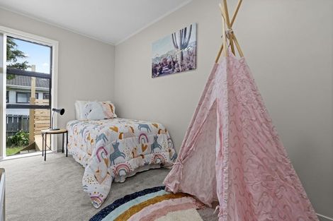 Photo of property in 2/35 Secretariat Place, Randwick Park, Auckland, 2105