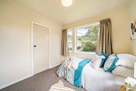 Photo of property in 10 James Grove, Stokes Valley, Lower Hutt, 5019