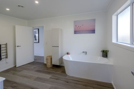 Photo of property in 18 Marine Parade South, Foxton Beach, Foxton, 4815