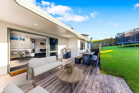 Photo of property in 184b Whangaparaoa Road, Red Beach, 0932