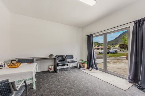 Photo of property in 61 Broadway, Picton, 7220