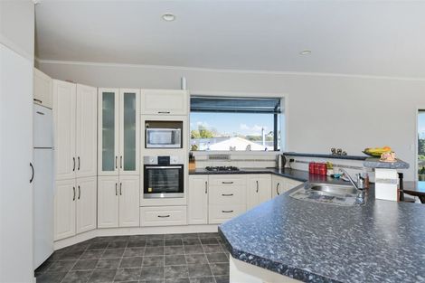 Photo of property in 36 Roberts Road, Matakatia, Whangaparaoa, 0930