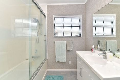 Photo of property in 37 Bay Street, Red Beach, 0932