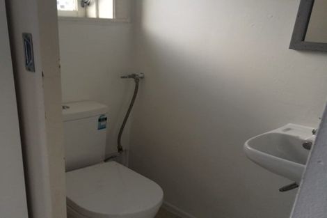 Photo of property in 2 Easton Park Parade, Glenfield, Auckland, 0629